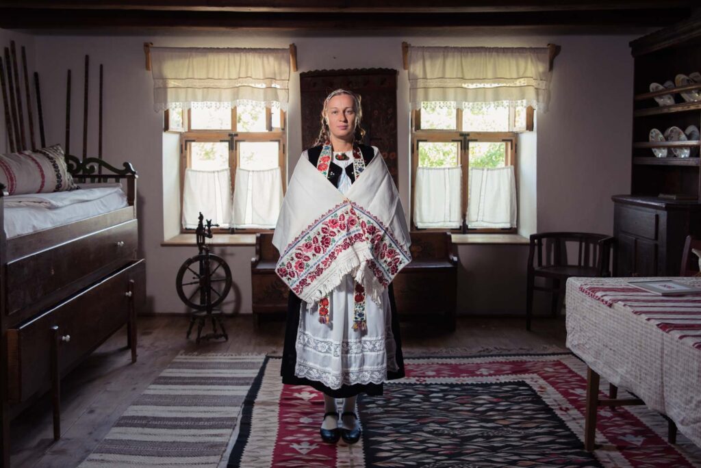 Frau in siebenbürgischer Tracht auf der Fotoreise Rumänien
